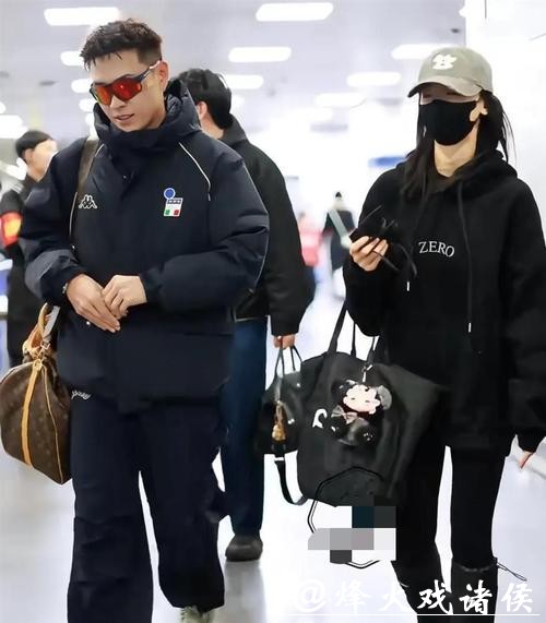 吴谨言洪尧机场甜蜜同框！两人边走边聊，吴谨言看着就幸福，推着行李箱的洪尧，脸上一个创可贴引关注