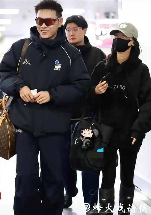 吴谨言洪尧机场甜蜜同框！两人边走边聊，吴谨言看着就幸福，推着行李箱的洪尧，脸上一个创可贴引关注