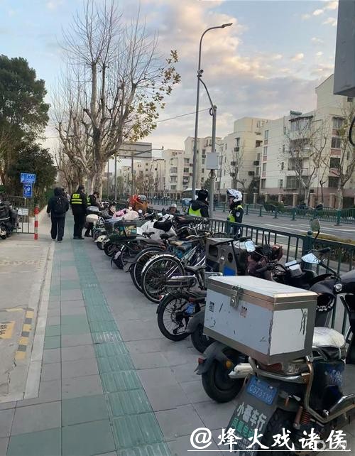 新闻追踪 |“猫鼠游戏”终落幕 三林东地铁站外非法营运占道被遏制